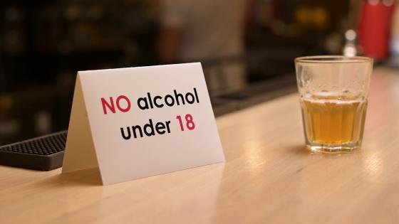 Sign saying "no alcohol under 18"
